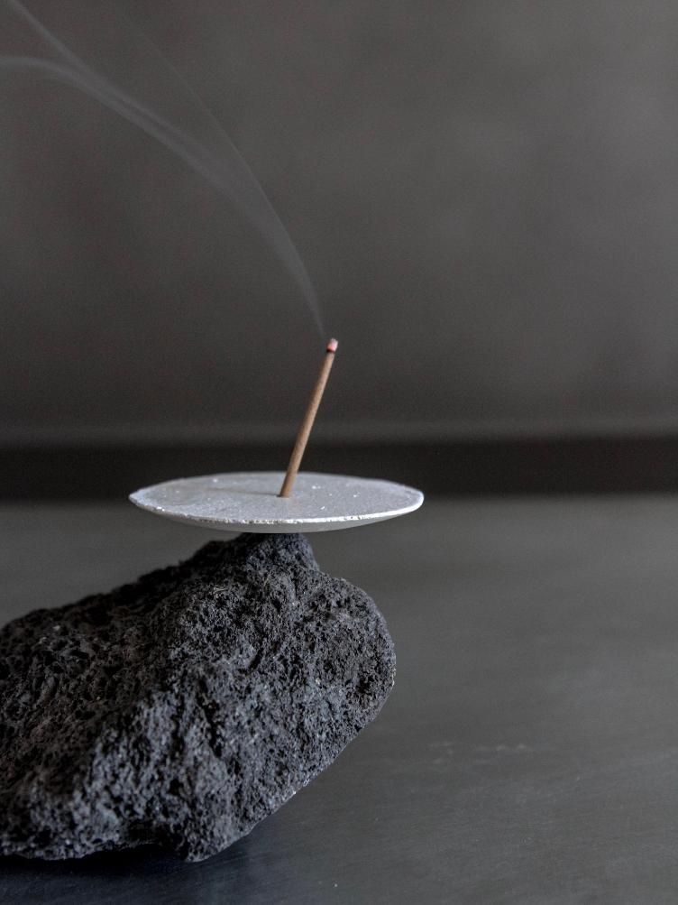 HAKUDO MOON CERAMIC INCENSE HOLDER